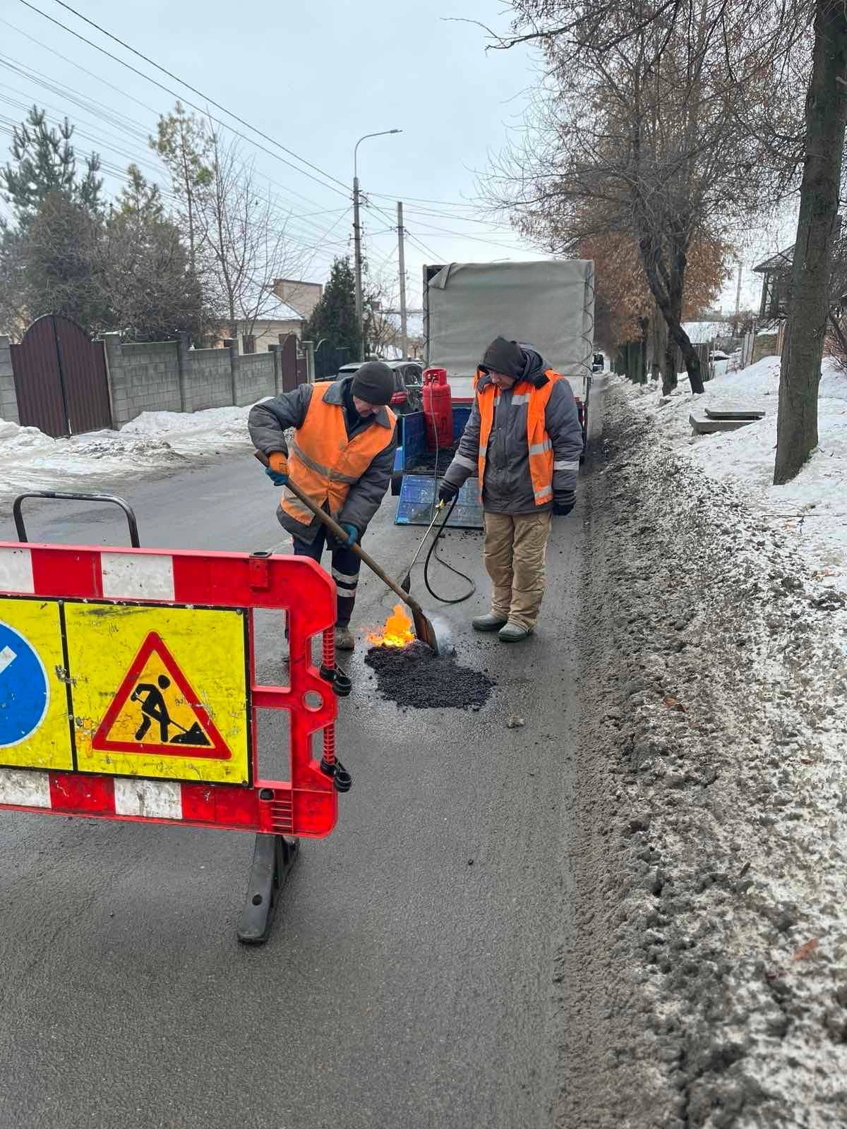 Зима - не перепона: на вулицях Рівного комунальники продовжують ліквідовувати ями